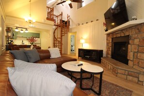 Smart-TV, Kamin, Bücher