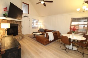 Smart-TV, Kamin, Bücher