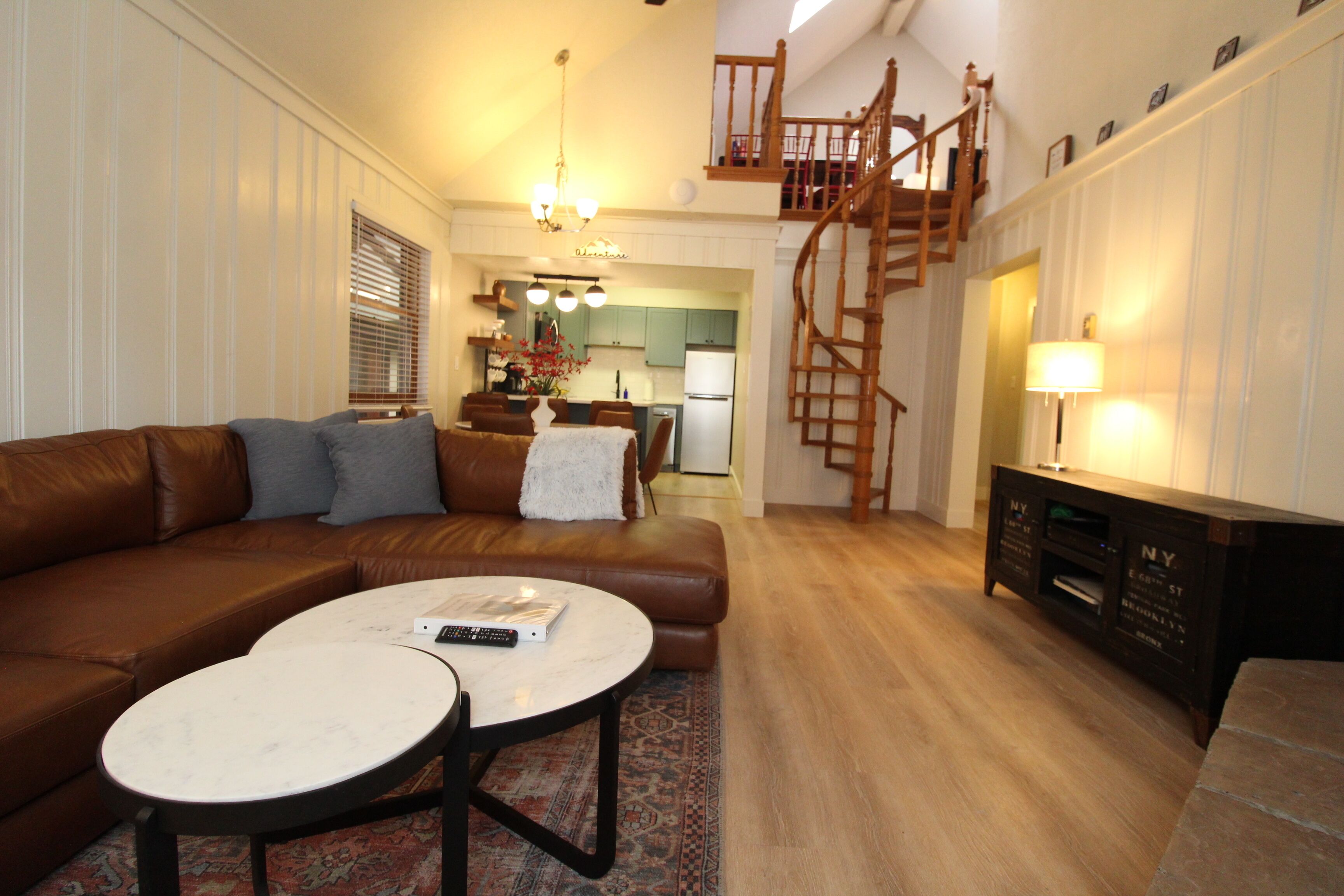 智 能电视、壁炉、书