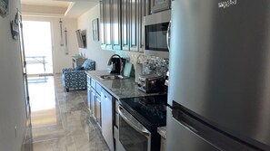 Een koelkast, een magnetron, een oven, een kookplaat