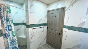 Een douche, een regendouche, een haardroger, handdoeken