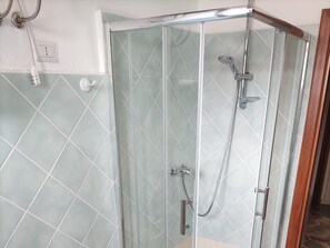 Dusche, Bidet, Handtücher, Seife