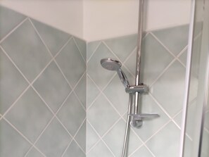 Douche, bidet, serviettes fournies, savon