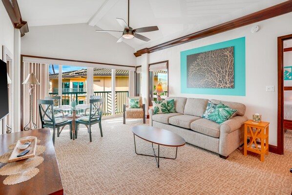 Smart TV, books -  Luxury Penthouse Condo at beachfront Waipouli Beach Resort. Parking included (Kapa'a)
