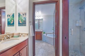 Bathtub, hair dryer, towels, soap -  Luxury Penthouse Condo at beachfront Waipouli Beach Resort. Parking included (Kapa'a)