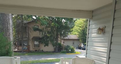 Classic Lake House just a few blocks to Abbey, Lakefront, Restuarants, & Beach