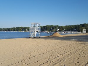 Beach nearby, sun loungers, beach towels