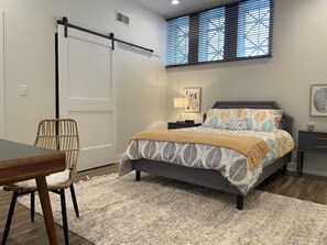 1 室のベッドルーム、デスク、アイロン / アイロン台、WiFi