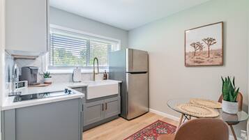 Frigorífic, microones, cafetera i tetera i torradora