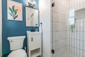 Dusche, Haartrockner, Handtücher, Seife