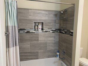 Combinazione doccia/vasca, asciugacapelli, asciugamani, sapone