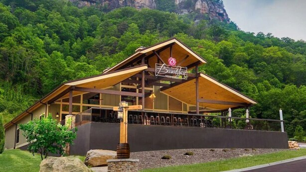 Un edificio con estructura de madera y un letrero que dice "Breckwood Vineyards".