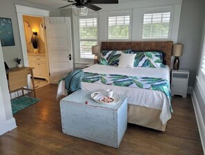 5 bedrooms, desk, iron/ironing board, travel cot - Charming home in the heart of South Tampa, two blocks from Bayshore with pool (TAMPA)