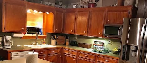 Utensilios de cocina, comedor y isla de cocina