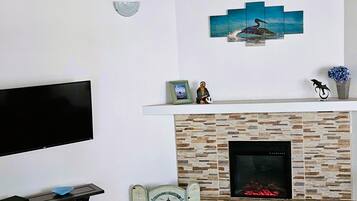 Smart TV, fireplace, Netflix, DVD player