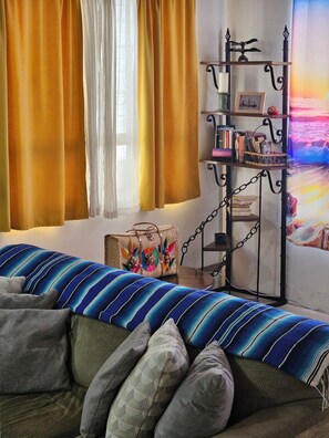 Smart TV, fireplace, Netflix, DVD player - Modern renovations. Fast Wi-fi. Beach, food, nightlife & market access w/in 3 km (Ensenada)