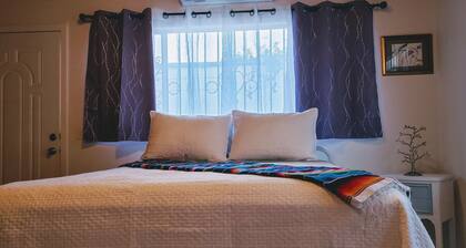 Modern renovations. Fast Wi-fi. Beach, food, nightlife & market access w/in 3 km