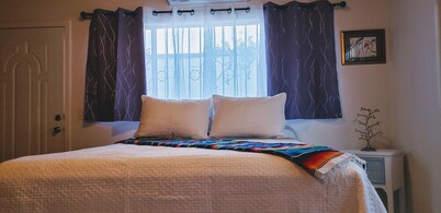 Central, Modern, Fast Wi-fi. Beach, food, nightlife & market access w/in 3 km