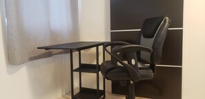 1 chambre, bureau, fer et planche Ă repasser, lit parapluie
