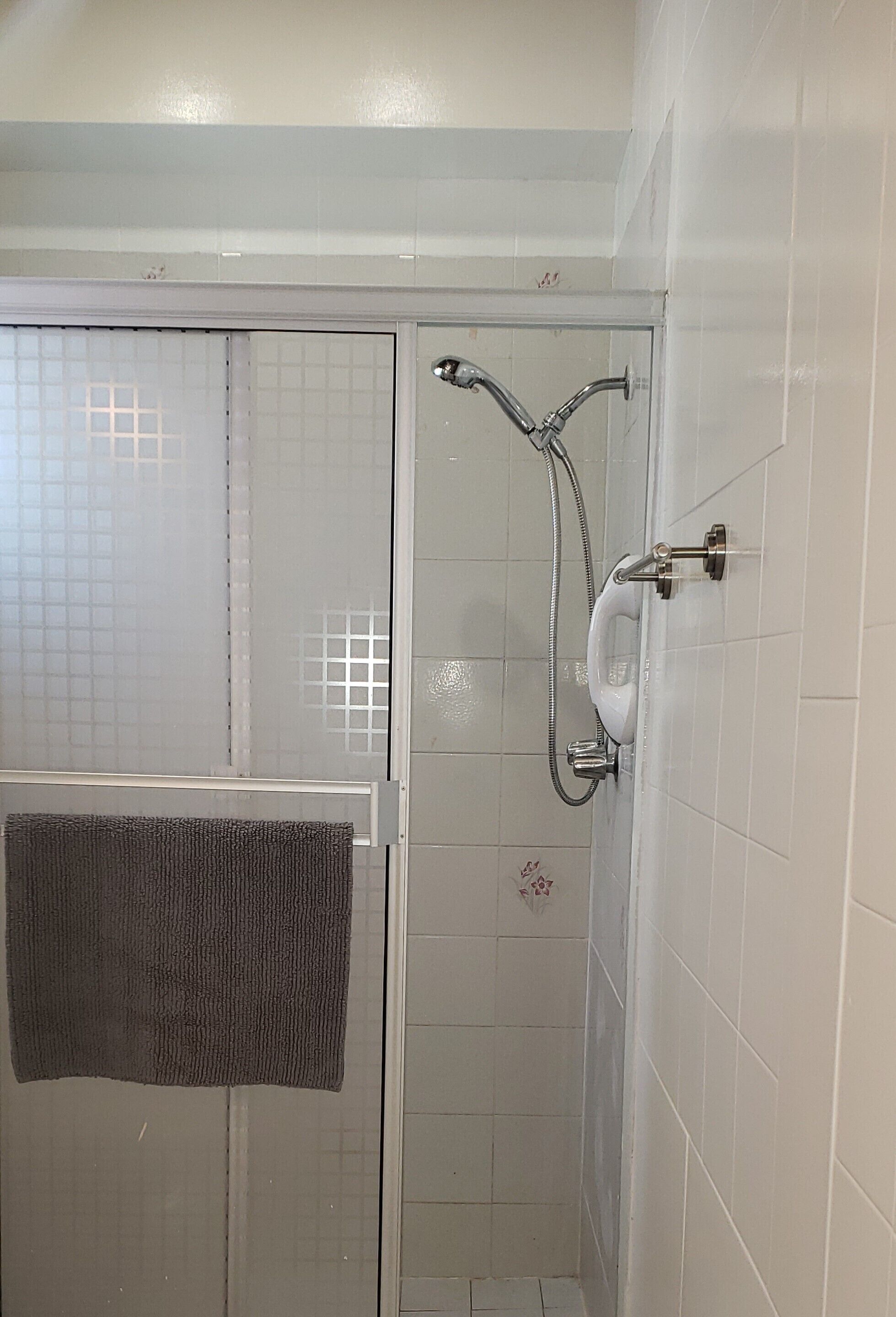 Combined shower/tub, hair dryer, towels, soap