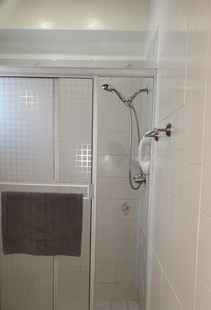 Combined shower/bathtub, hair dryer, towels, soap - Pura Vida Casita Retreat: Temp-control heat+more modern conveniences for comfort (Ensenada)