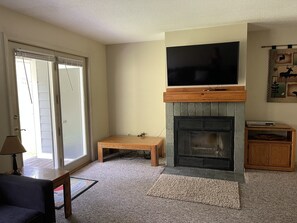 TV connectée, cheminée, livres