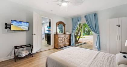 Salt Pool blocks to beach Gas heated Pool! East side of A1A 3 blocks to beach