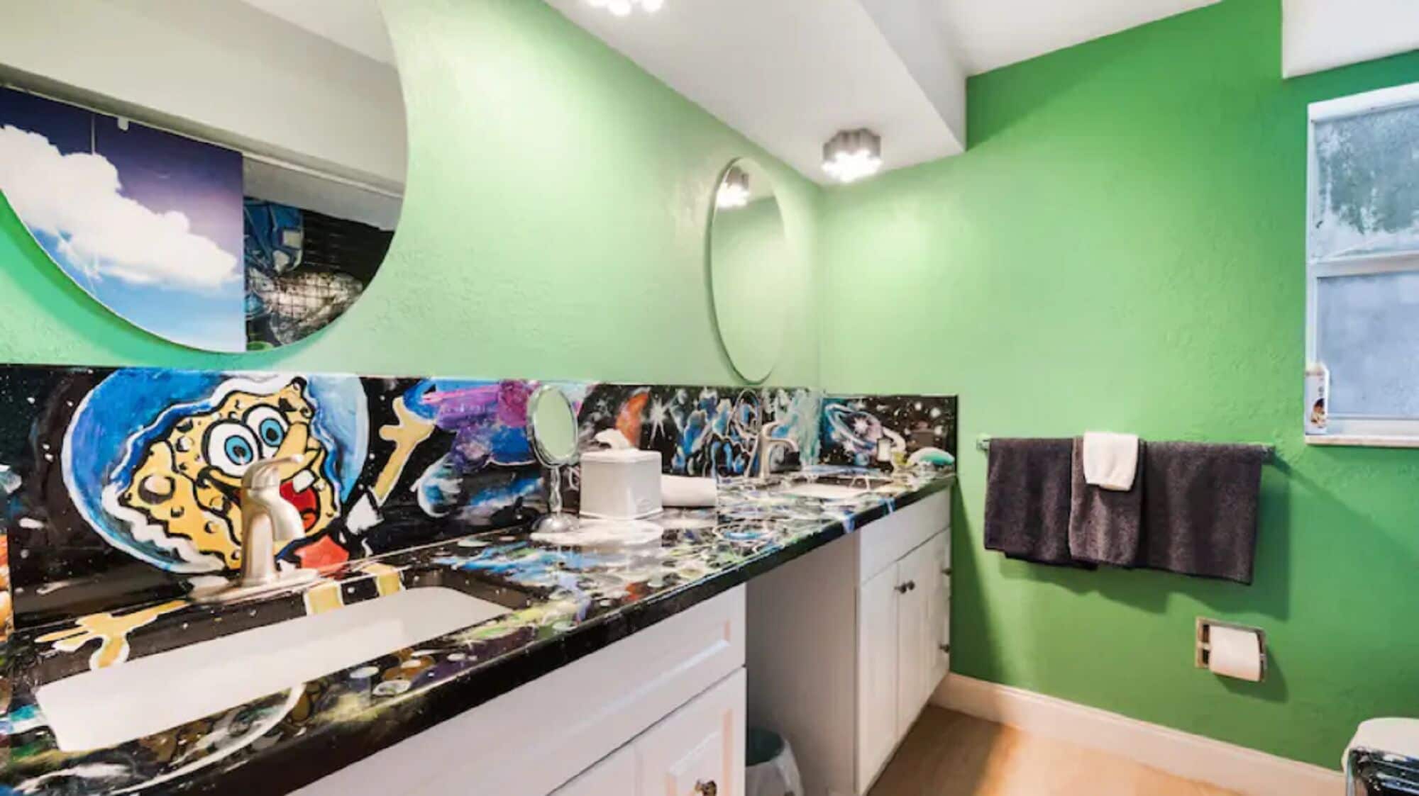 Duschwanne, Haartrockner, Handtücher, Seife