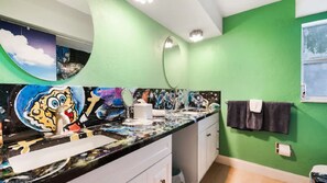 Chuveiro/banheira combinados, secador de cabelo, toalhas de banho 