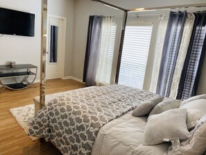 2 bedrooms, desk, iron/ironing board, free WiFi - LOCATION! NRG/Med Center Townhome 2 Bdr 2 Car Garage Resort Style Pool&Gym (Houston)