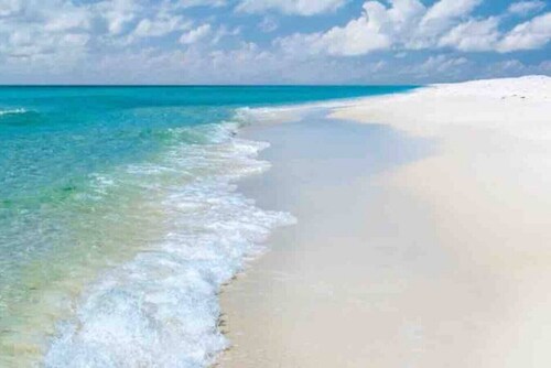 Walk to downtown + seafood market. *Bay views*