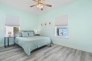 3 habitaciones, tabla de planchar con plancha y cuna de viaje