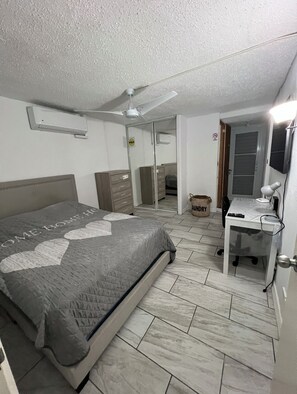 1 Schlafzimmer, Schreibtisch, Bügeleisen/Bügelbrett, Reisekinderbett