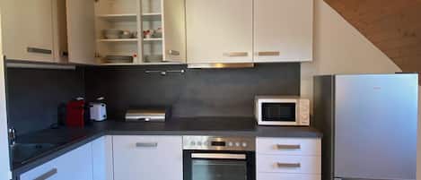 Refrigerador, microondas, horno y parrilla de estufa