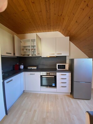 Geladeira, micro-ondas, fogão, cooktop