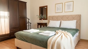 5 bedrooms, desk, iron/ironing board, free WiFi