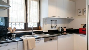 Fridge, oven, stovetop, dishwasher