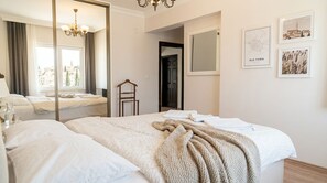 5 Schlafzimmer, Schreibtisch, Bügeleisen/Bügelbrett, kostenloses WLAN