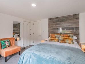 2 habitaciones, escritorio y tabla de planchar con plancha 