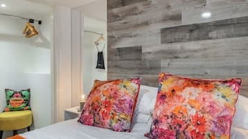 2 bedrooms, desk, iron/ironing board, travel cot