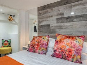 2 habitaciones, escritorio y tabla de planchar con plancha 