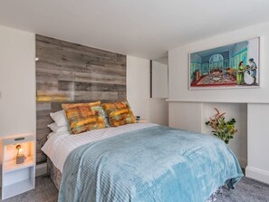 2 chambres, bureau, fer et planche à repasser, lit de bébé portatif