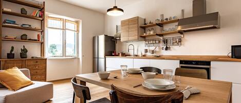 Kühlschrank, Mikrowelle, Ofen, Herdplatte