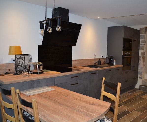 Réfrigérateur, four à micro-ondes, un four, surface de cuisson
