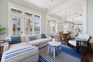 TV connectée, cheminée, livres