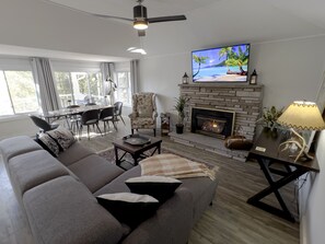 Una Smart TV, una chimenea, libros, un reproductor estéreo