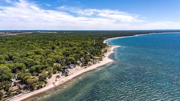 Playa en los alrededores y camastros