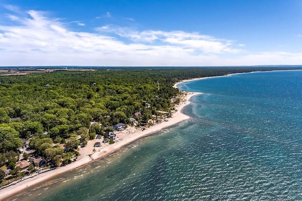 Una spiaggia nelle vicinanze, lettini da mare