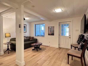 Smart-TV, peis, bøker og stereoanlegg