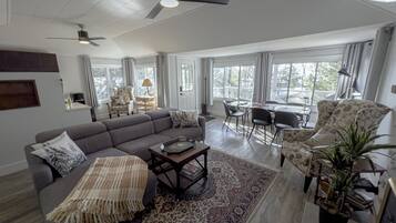 Smart-TV, Kamin, BĂŒcher, Stereoanlage